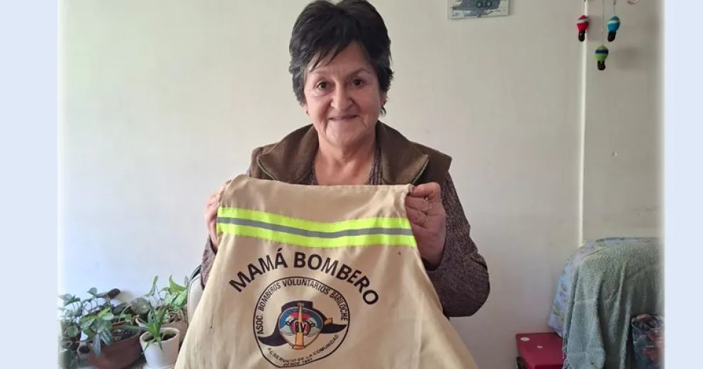 Alicia orgullosa posando con el obsequio recibido.