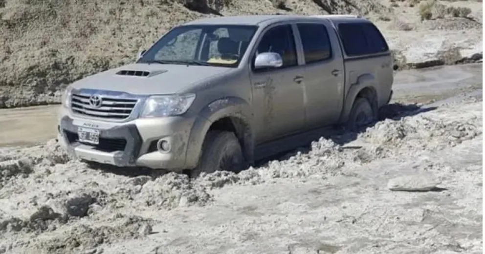El vehículo estaba atorado en el barro. 