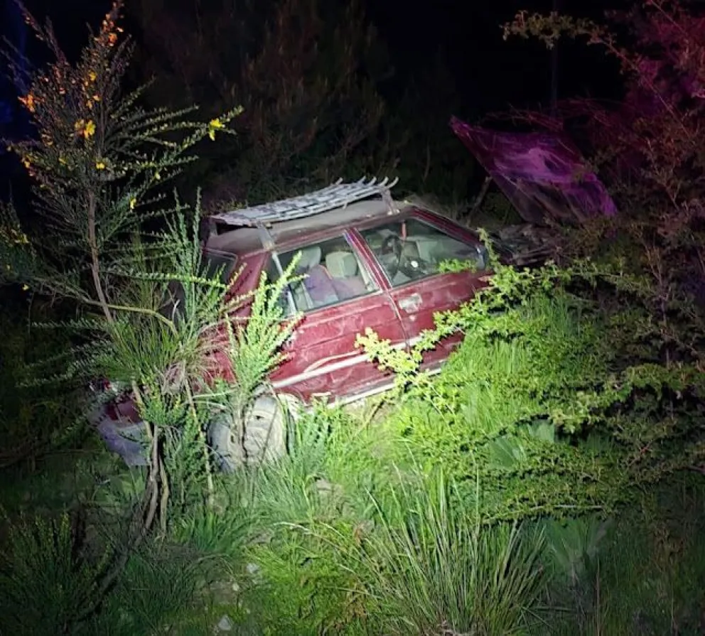 El Renault 9 terminó entre la vegetación de la zona, afortunadamente no se registraron heridos. Foto: Gentileza Noticias del Bolsón