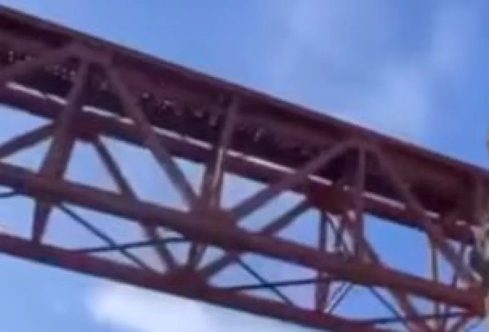 Susto por un joven que cruzó temerariamente el puente Ñirihuau 