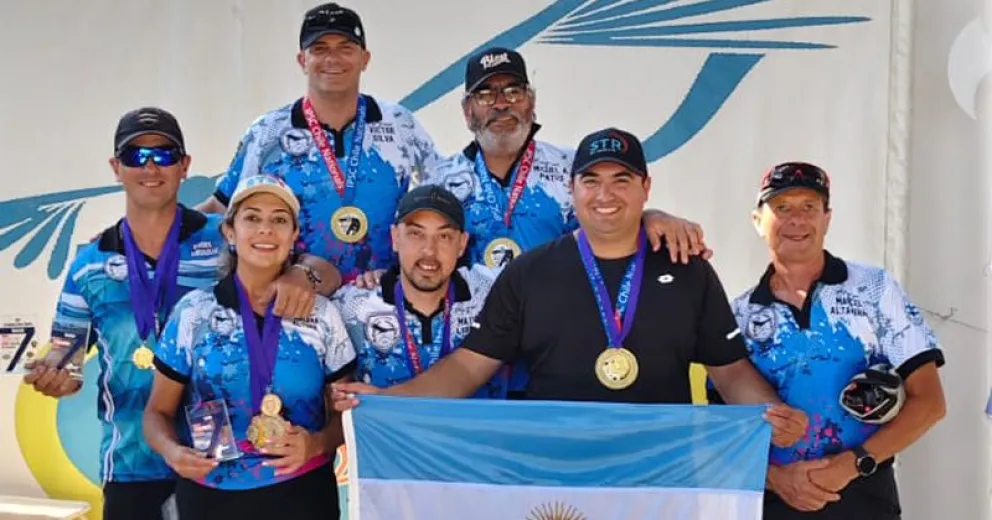 Orgullosos muestran las medallas obtenidas.