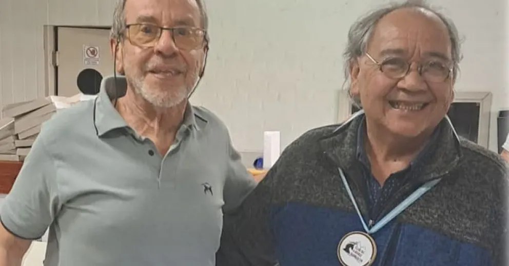 Manuel García, presidente del Club de Ajedrez Bariloche junto a Añual, el ganador del torneo.