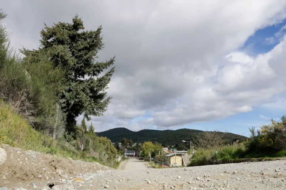 Es un riesgo para los peatones transitar por ese sector sin luz diurna. Fotos de Eugenia Neme.