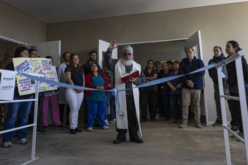 Con bendición incluida, se realizó la apertura de la nueva Guardia del Hospital Zonal Bariloche. Fotos: Eugenia Neme 