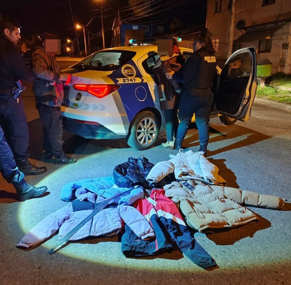 Las camperas que fueron sustraídas del local comercial.