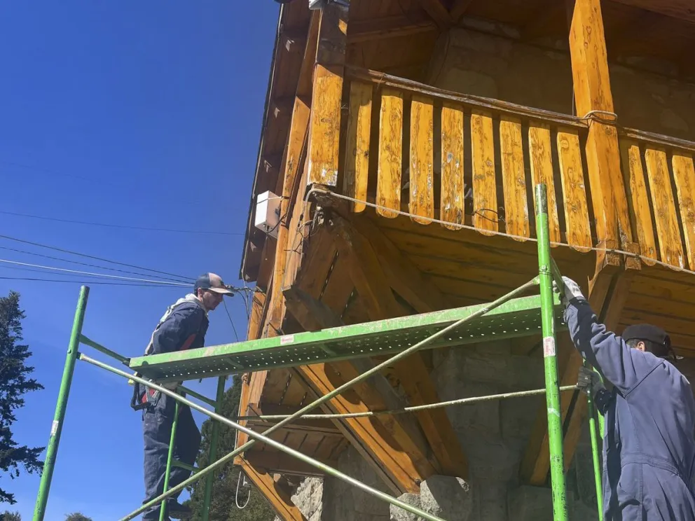 Personal municipal trabaja en la reparación del balcón en el Centro Cívico.