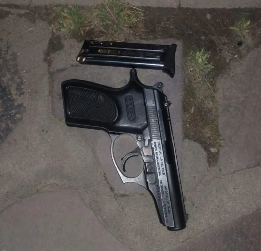 El arma de fuego Bersa calibre 22, con cargador y ocho municiones del mismo calibre.