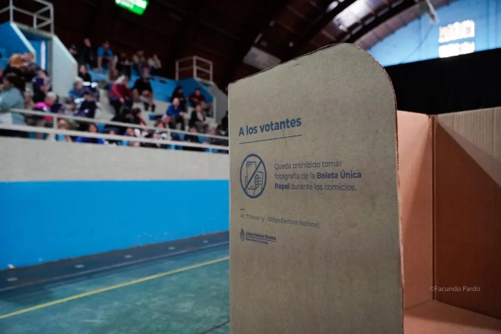 Material dispuesto a modo de ejemplo para quienes serán autoridades de mesa durante las elecciones del domingo, en el marco de una capacitación brindada en el gimnasio de Bomberos voluntarios el jueves (fotos y video: Facundo Pardo).