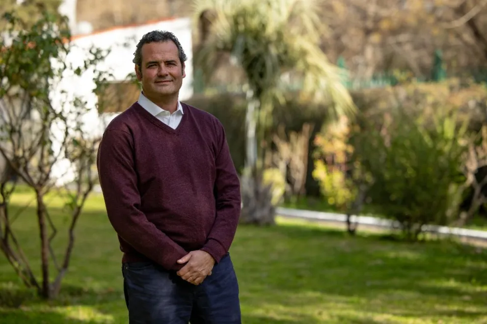 “Los rionegrinos merecen representantes que estén siempre, no cada cuatro años”, expresó.