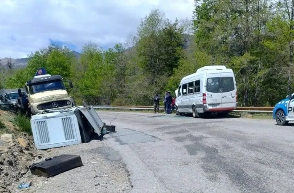 En una curva de la Ruta 40, un camión perdió un transformador que de milagro no aplastó a una combi que se dirigía a La Angostura 