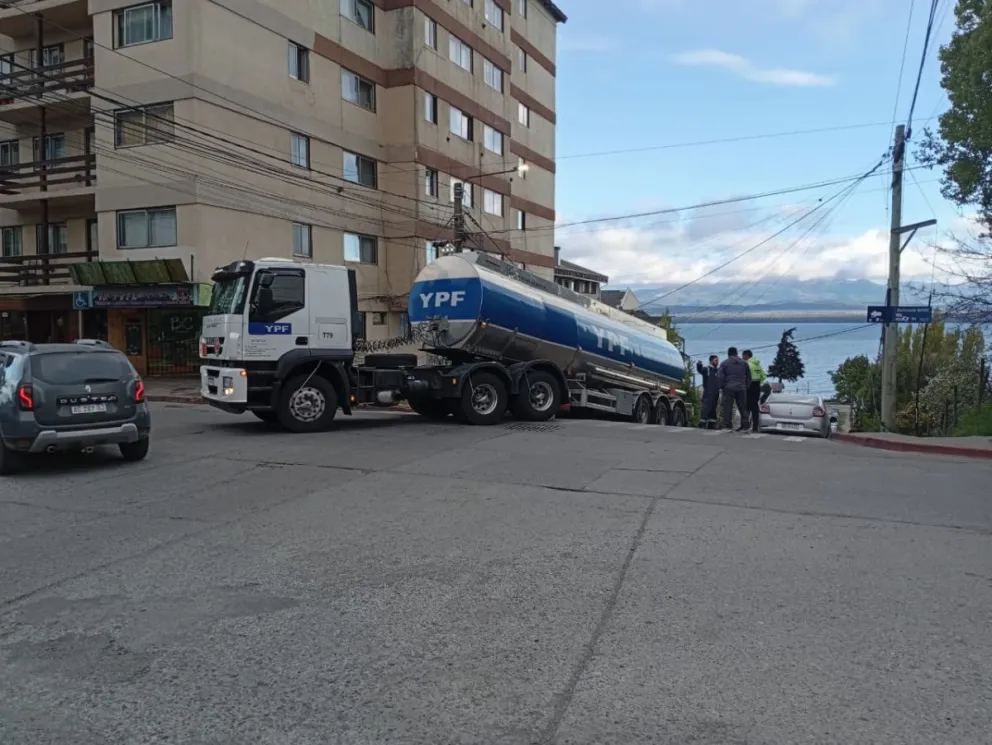 Complicaciones para circular en Ruiz Moreno y Mitre por camión cruzado durante la mañana del viernes. 