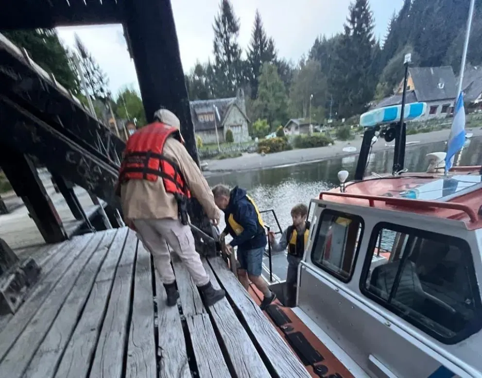 El viento complicó la vuelta de dos turistas que navegaban en un kayak en el Nahuel Huapi 
