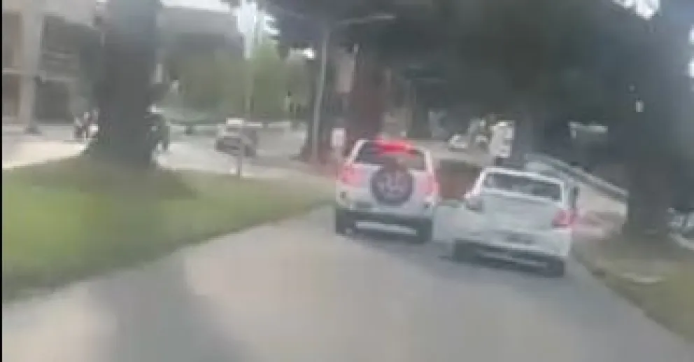 Una mujer siguió un auto, lo encerró y chocó de forma intencional. 