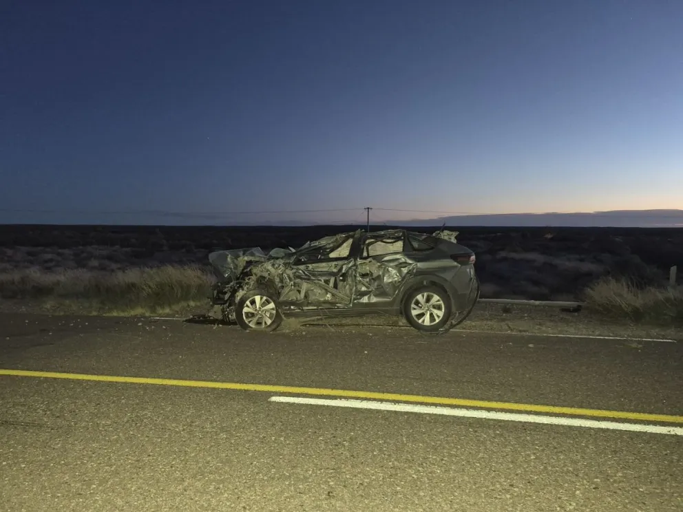 Así quedó el automóvil después del choque / Fotos FM Única Valcheta  