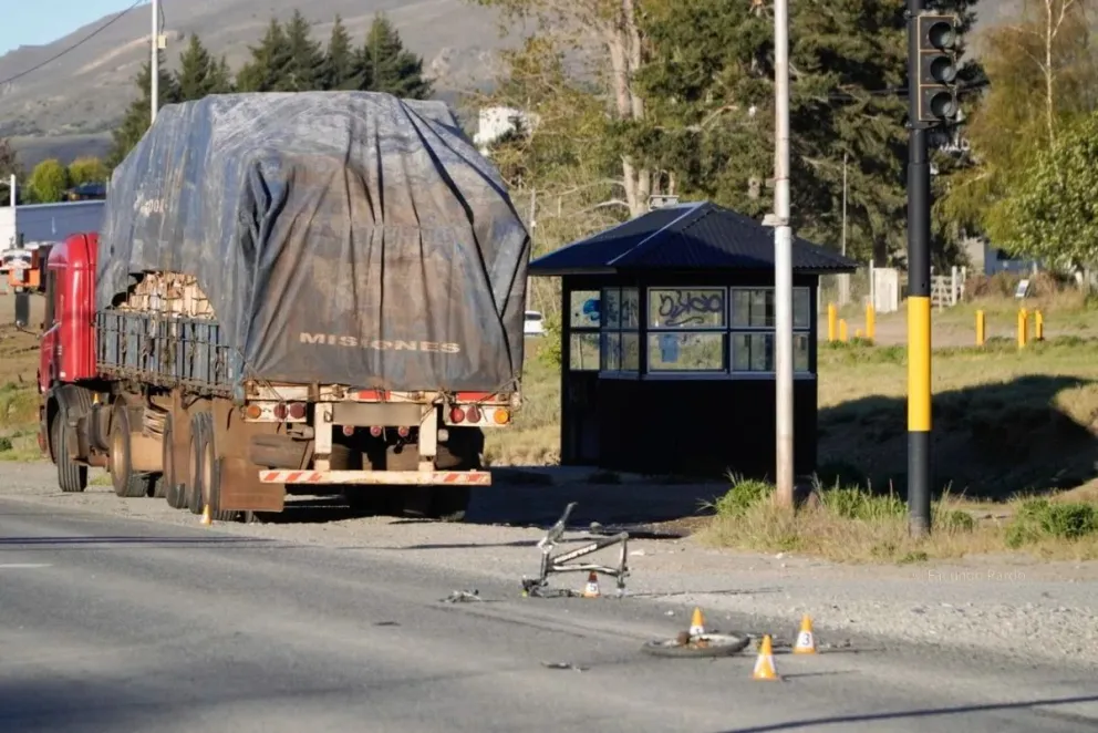 Momentos posteriores al choque donde se observa el camión y lo que quedó de la bicicleta / Fotos: Facundo Pardo 