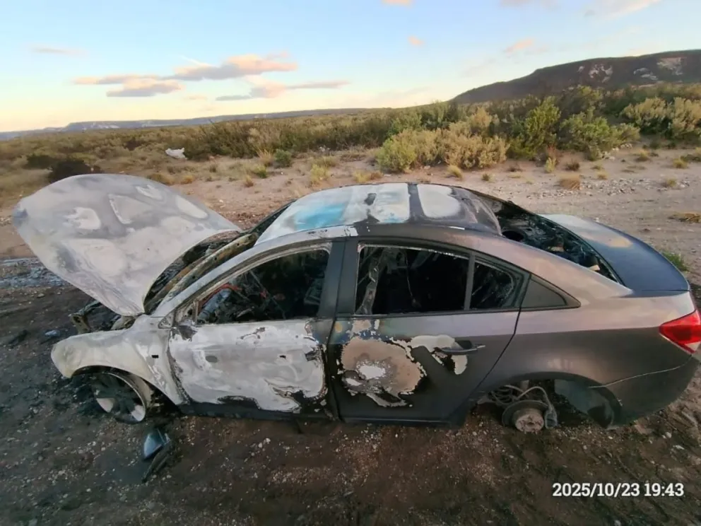 Pérdidas totales en el auto que se incendio en Ruta 237. Foto: Gentileza Bomberos Piedra del Águila 