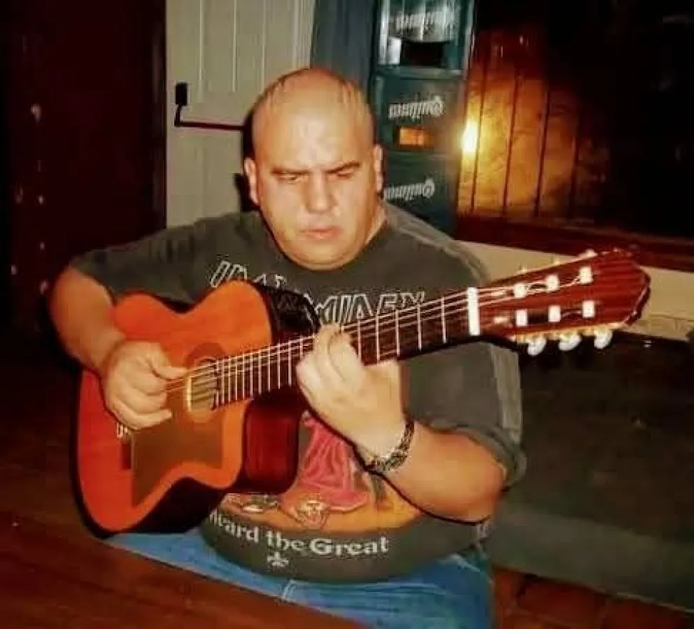 Farias y su guitarra, un dúo inseparable.