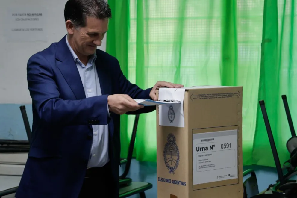 Fue el primer candidato en emitir su voto. Fotos de Facundo Pardo.