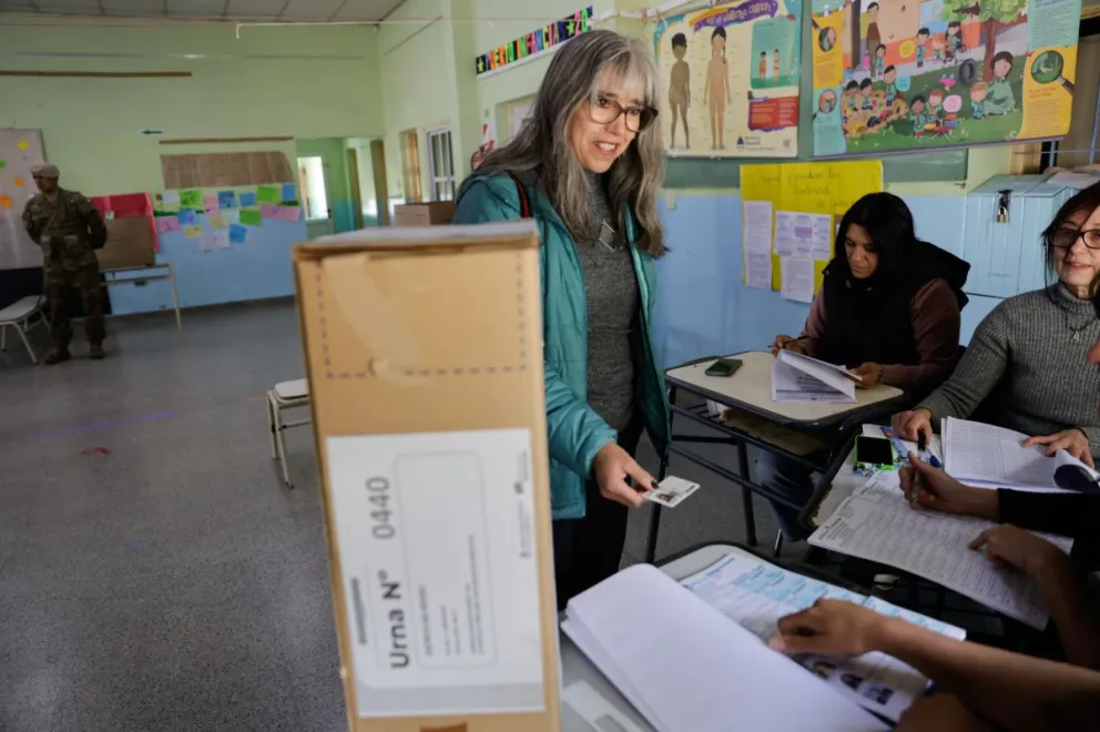 Para las 10 de la mañana, más de un 10% del padrón asignado a la Escuela de Puerto Moreno sufragó, incluida la candidata Adriana Serquis. Fotos: Eugenia Neme