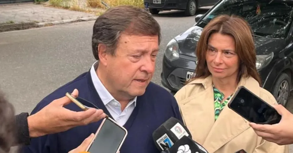 El gobernador votó en la escuela 35 de Cipolletti.
