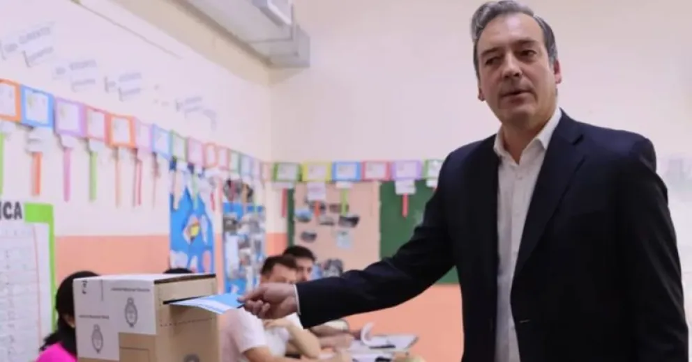 Martín Soria, candidato a senador nacional por Fuerza Patria, votó esta mañana en la Escuela 253 del barrio Los Olmos, en Roca. Foto: Tania Domenicucci.
