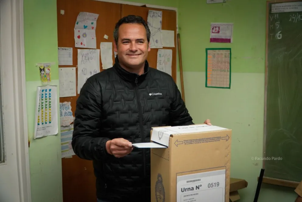 Muena, candidato a Diputado Juntos Defendemos Río Negro al momento de votar. Fotos de Facundo Pardo.