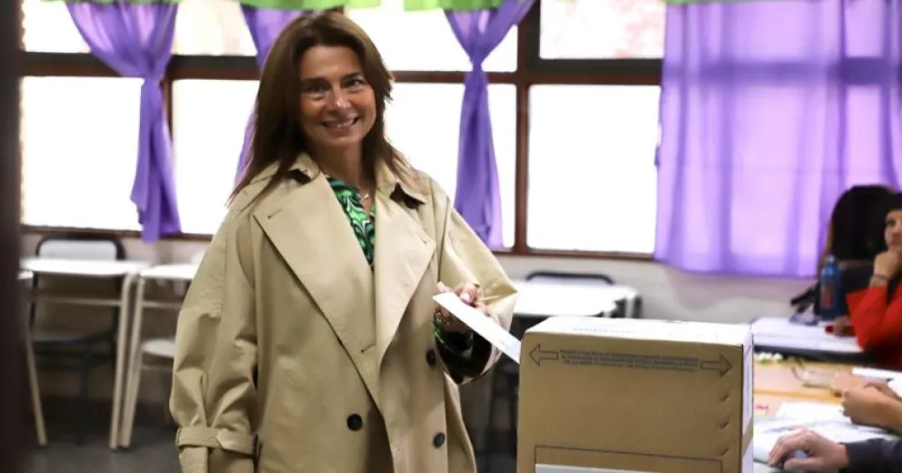 Andrea Confini, emitió su voto esta mañana en la ESRN N°35 de Cipolletti. 