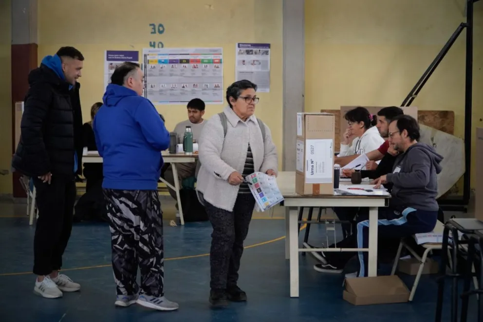 Según autoridades de mesa, un amplio margen de los votantes adoptó y calificó como "más práctico" la Boleta Única. Foto: Facundo Pardo.