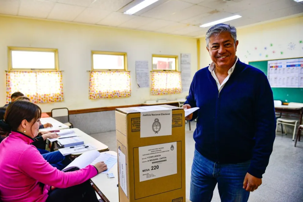 Rolando Figueroa emitió su voto esta mañana. 
