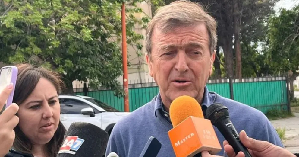 Aníbal Tortoriello votó en la escuela del Barrio Rosauer. Repudió el ataque al diputado Pablo Cervi, de Neuquén. Foto: Cipo360.