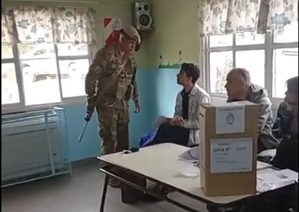 Fiscales de mesa pidieron la intervención de las fuerzas de seguridad ante un fiscal general que no se quería retirar de una mesa. 