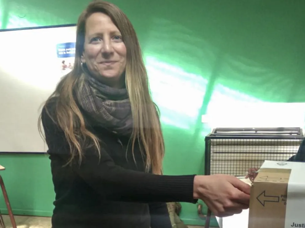 Gavuzzo, la candidata a senadora por el Frente de Izquierda Unidad emitiendo su voto.
