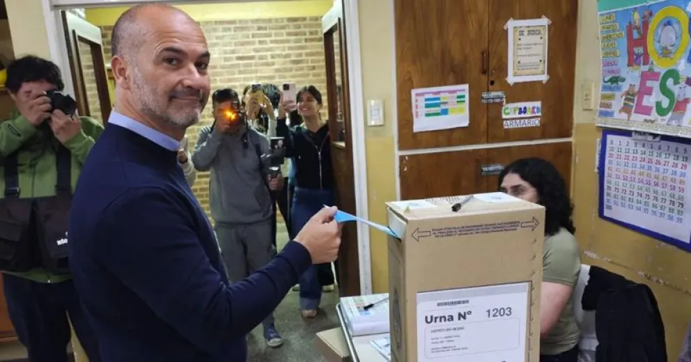 El candidato a senador por el PRO, se presentó en la Escuela 42 de General Roca para emitir su voto.