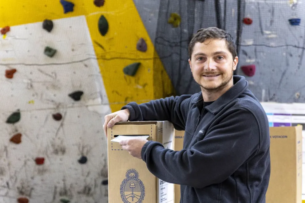 Facundo Villalba llegó con facturas, votó y pidió a los vecinos y vecinas acudir a las urnas. Foto: Eugenia neme