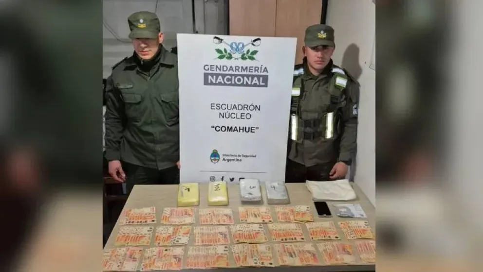 El escuadrón con los elementos secuestrados / Fotos Gendarmería Nacional