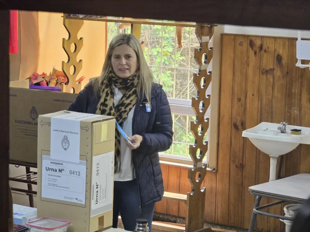 La candidata emitiendo su voto.