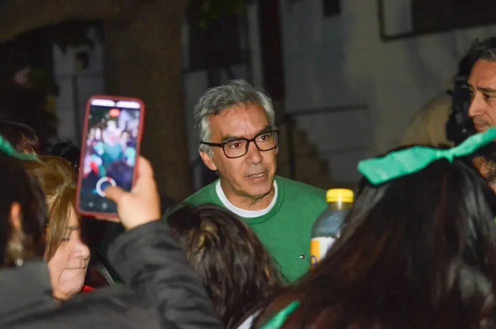 Facundo López le habló a un grupo de militantes y a la prensa. Fotos Emanuel Mirenghi.
