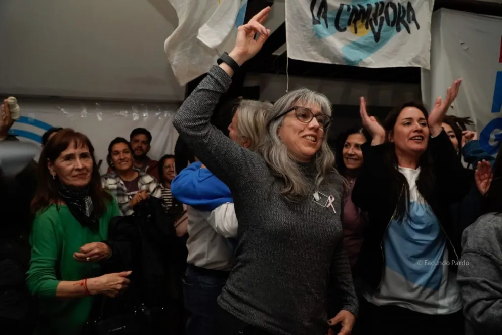 Adriana Serquis, en pleno festejo nocturno en el bunker de Fuerza Patria, Fotos de Facundo Pardo.