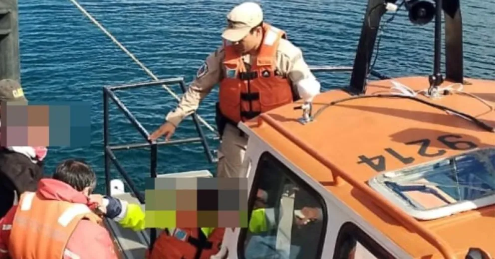 En el muelle lo esperaba personal de salud.