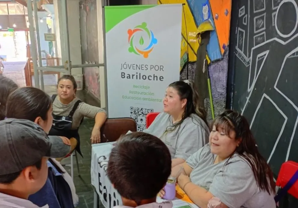 Integrantes de Jóvenes por Bariloche dialogan con los chicos (imagen gentileza).