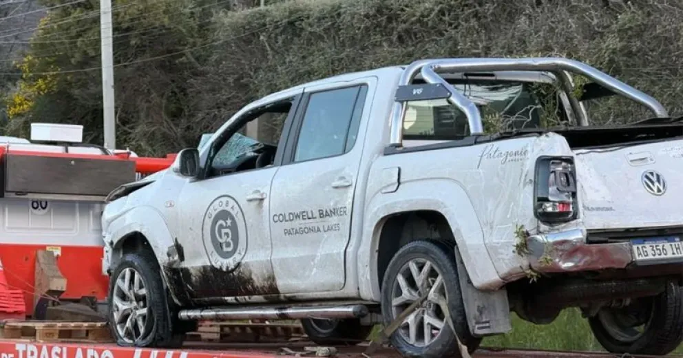 El vehículo luego de ser sacado por una grúa de la costa del lago.