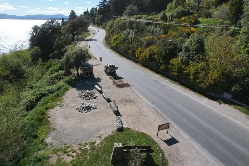 Las tareas permitirán que el agua de lluvia drene correctamente y no ingrese hacia la calzada causando deterioros.