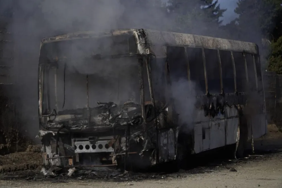 Así quedó el colectivo después del paso de las llamas / Fotos Facu Pardo 