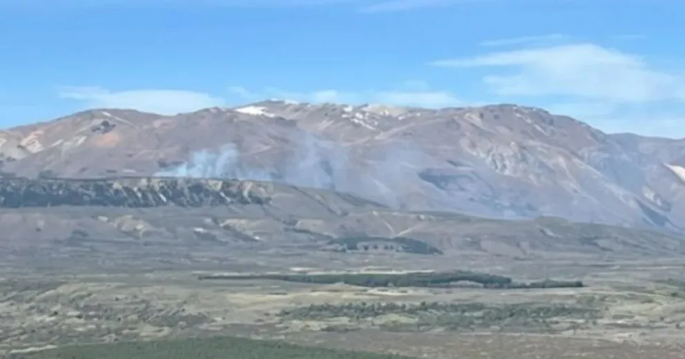 El fuego se originó en un lugar de difícil acceso, lo que dificulta las tareas de los combatientes.