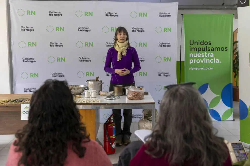 La delegada informó sobre la expo feria que organizó el mercado en el Centro Administrativo / Fotos Euge Neme