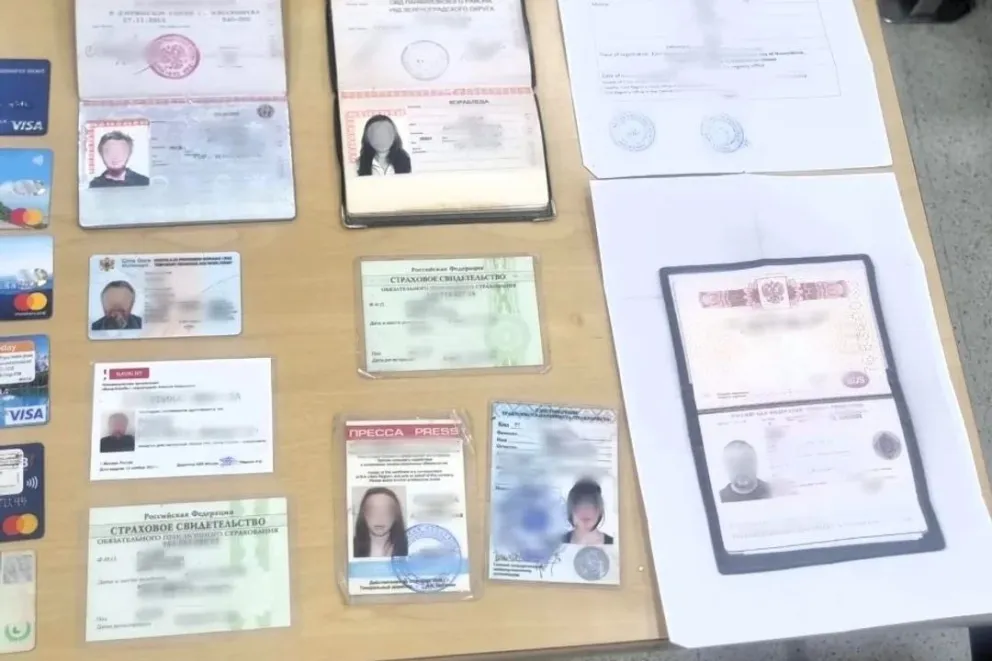 Los pasaportes de las mujeres investigadas / Foto Noticias Argentinas 