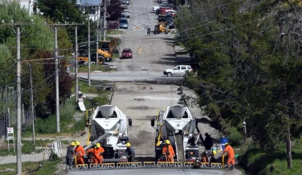 La fila de autos estacionados incorrectamente detuvo el trabajo del asfalto. 