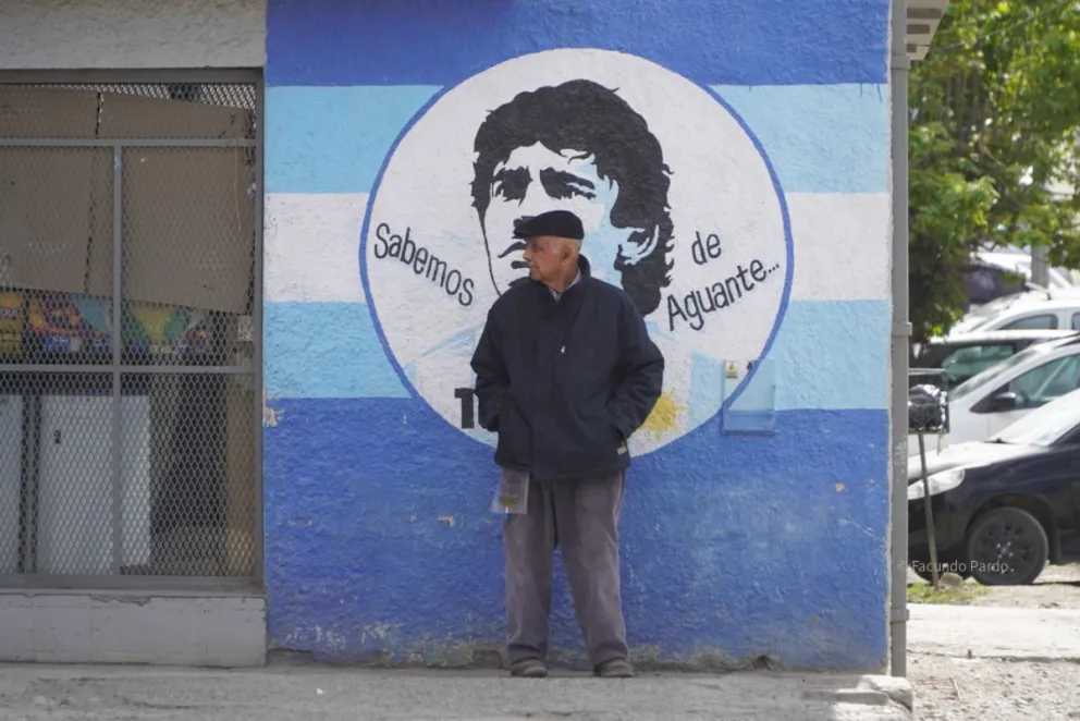 Maradona siempre reflejó el sur, el débil frente al poderoso, David contra Goliat... Y en Bariloche ese sentimiento se hace carne (fotos: Facundo Pardo).