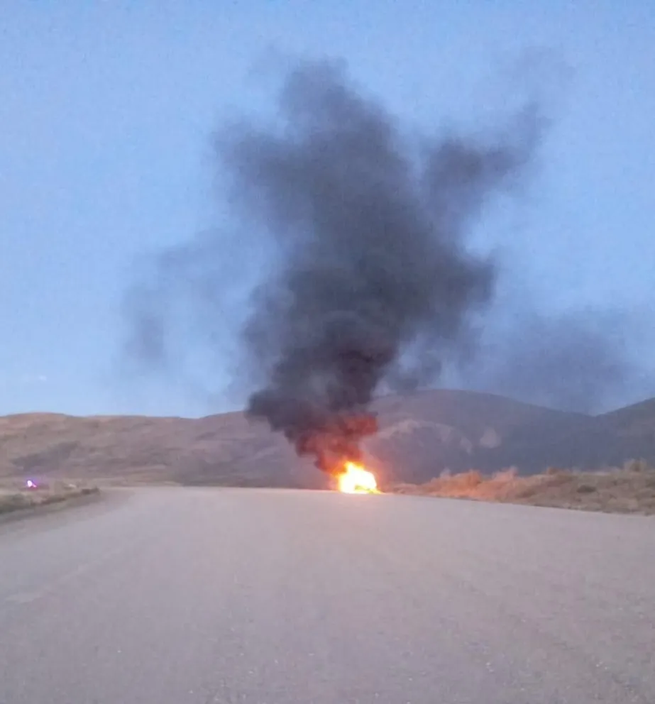 A la emergencia acudió personal de Bomberos Voluntarios  y policías del destacamento vial, todos de Dina Huapi.