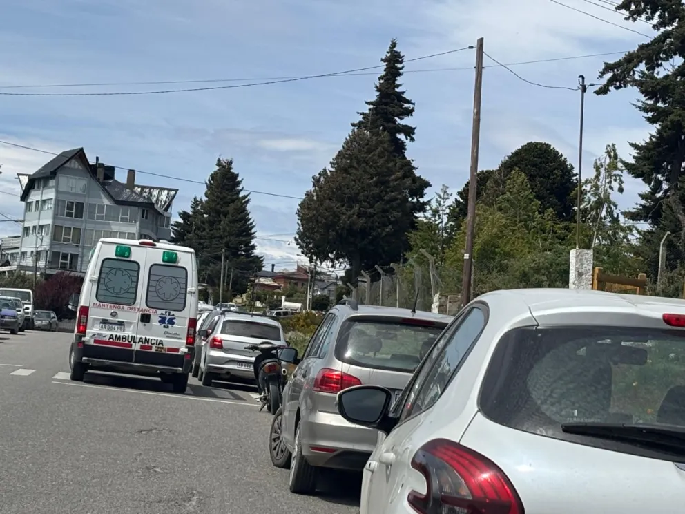 Personal del servicio de emergencias y efectivos policiales debieron intervenir en el ataque a la delegación local de la Senaf. 